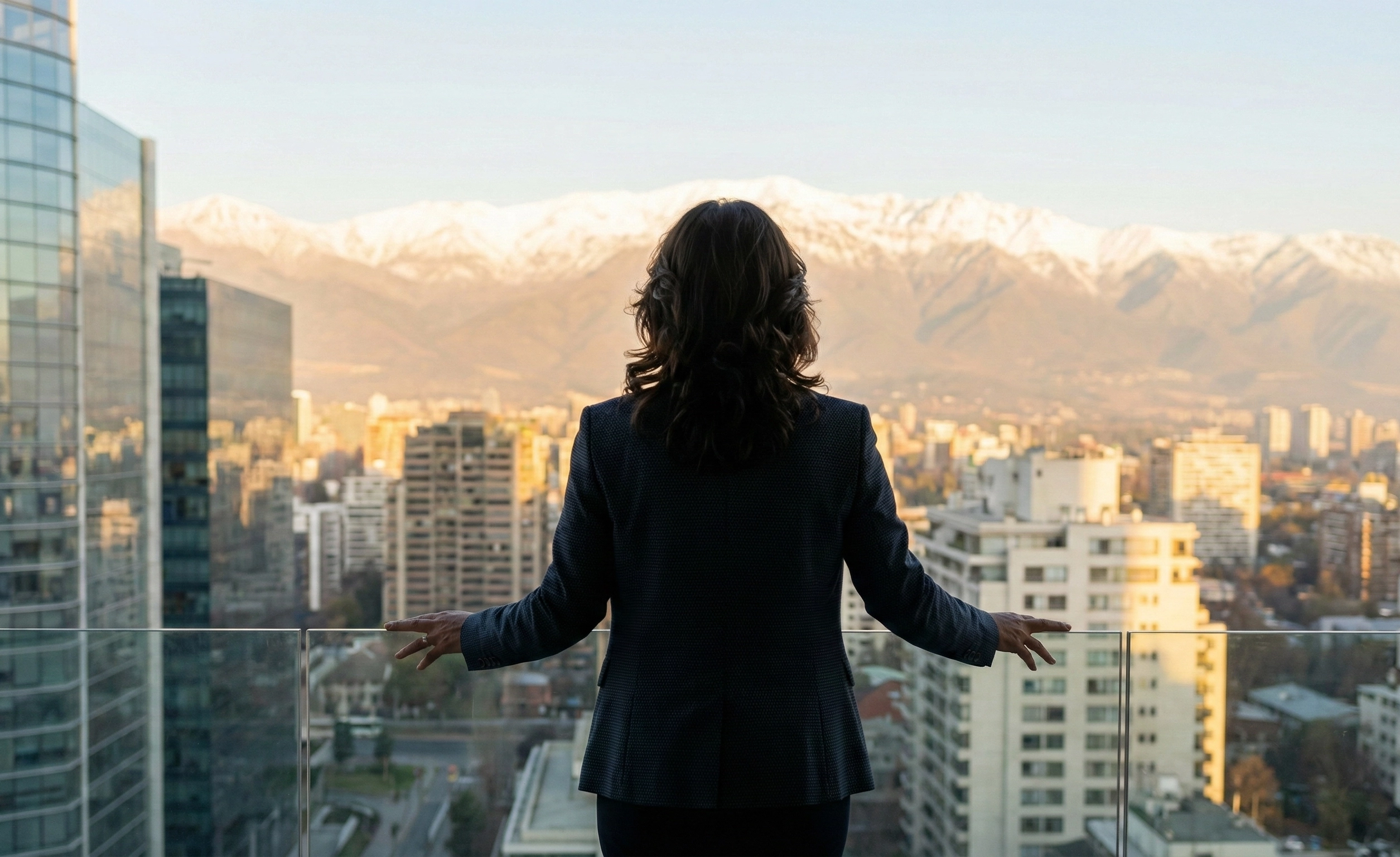 Persona de negocios revisando documentos de nómina